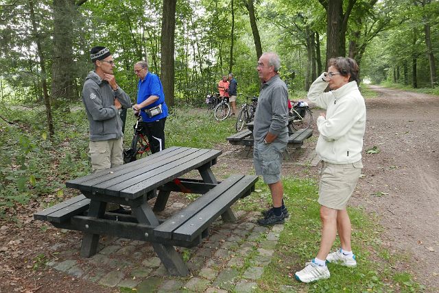 008-eerste picknic-7.jpg - We duiken het bos in voor de picknick. Is ’t hier dat Raoul gereserveerd heeft?